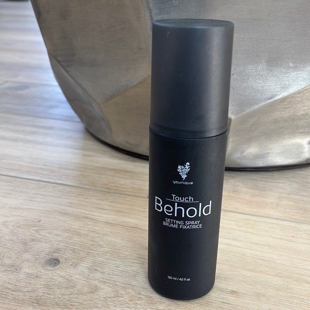 ✨ Younique Touch Behold  Setting Spray